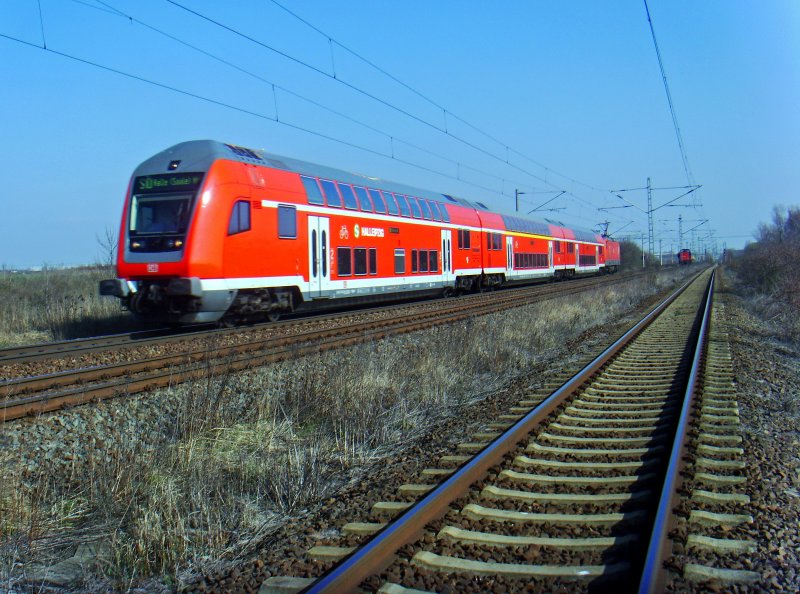 S10  HALLEIPZIG  in Richtung Halle, hier auf Hhe Schkeuditz am 31.03.2009. Rechts das Gterzuggleis.