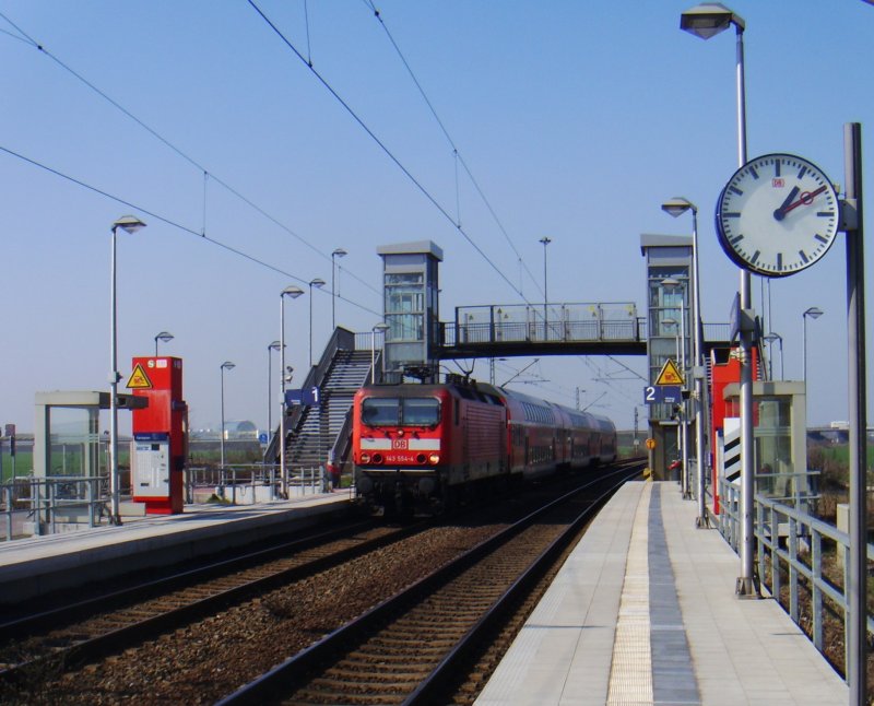 S10 mit Zuglok 143 554-4, aus Halle/Saale kommend, fhrt in den Hp. Schkeuditz-West ein, 02.04.2009.