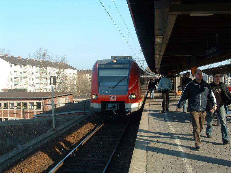 S11 hat Einfahrt mit einer Doppeltraktion-ET423 im Bahnhof Kln Messe/Deutz in Richtung Dsseldorf-Wehrhahn. Ein sonniger Nachmittag am 25.02.2006.