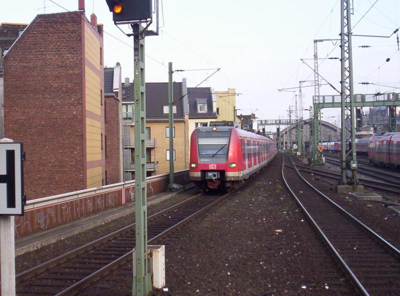 S12 bei der Einfahrt von Kln Hansaring. Im Hintergrund Der Kln Hbf.