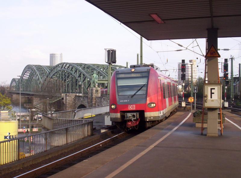 S12 Richtung Dren bei der Einfahrt von Kln Hbf.