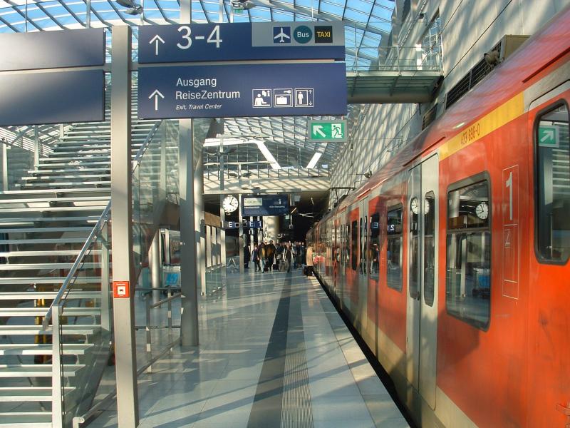 S13 steht mit einem ET423 abfahrtsbereit im Bahnhof des Kln-Bonner Flughafens Richtung Kln-Hansaring. Die Sonne schien am Nachmittag des 25.02.2006 besonders stark durch das Glasdach.