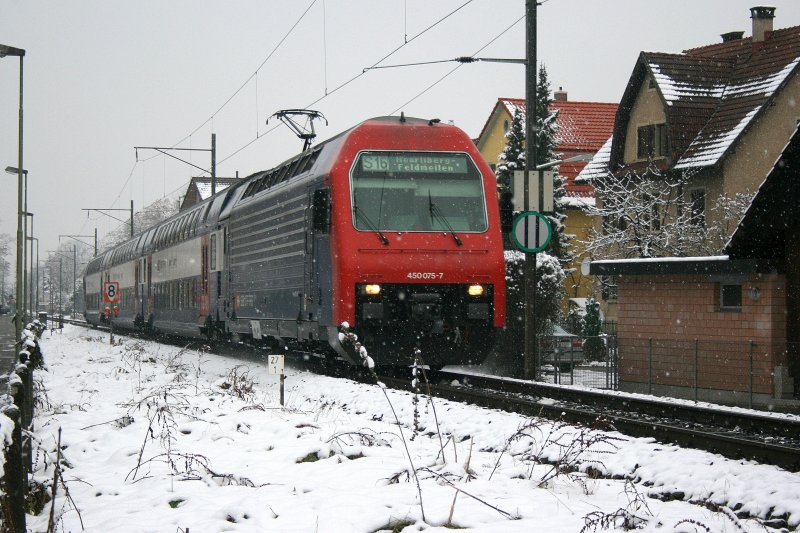 S16 19663, gezogen von Re 450 075, am 12.12.2008 unterwegs in Winterthur. 