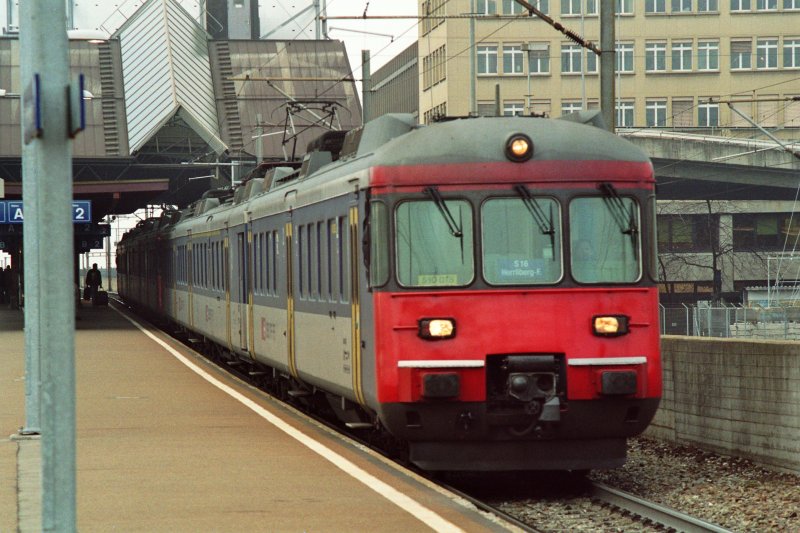 S16 fhrt vom Bahnhof Zrich Hardbrcke richtung Zrich HB (27.12.06). Dieses Foto wurde ausnahmsweise analog mit der Olympus OM2 aufgenommen.