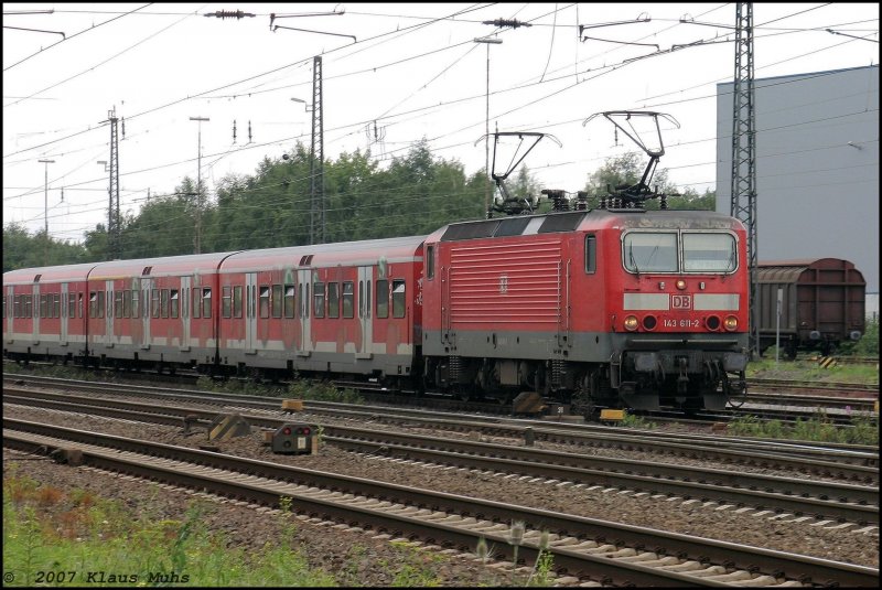 S2 nach Dortmund gezogen von 143 611-2  mit beiden Stromabnehmer oben in Recklinghausen-Sd.  09.07.2007