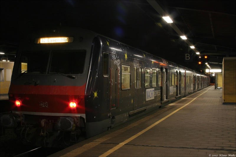 S2 nach Essen Hbf. im NachtExpress-Design.  Wanne-Eickel Hbf. 11.12.2007