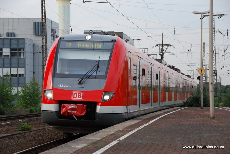 S2 Ri. Duisburg Hbf (422 043-0) fhrt am 20. Mai 2009 um 18:27 Uhr in Duisburg Hbf ein