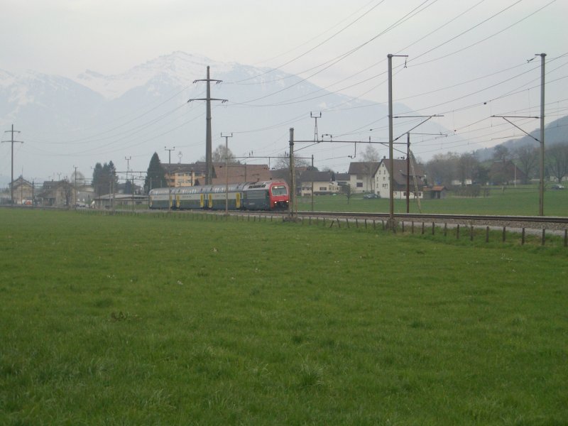S2 richtung Effretikon. Im Hintergrund den Bahnhof Schbelbach-Buttikon