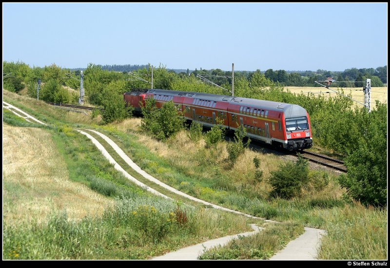 S2 Warnem�nde nach G�strow kurz vor dem Halt am Hp Mistorf.Geschoben hat die 143 841.Aufgenommen am 01.08.08

