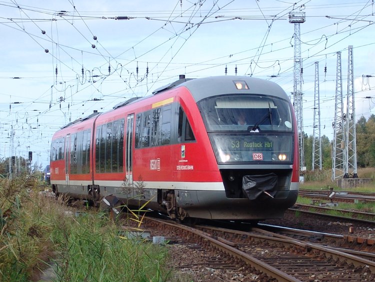 S3 von Rostock-Seehafen Nord nach Rostock Hbf.bei der Ausfahrt im Bahnhof Rostock-Hinrichsdorfer Str.(28.11.08)