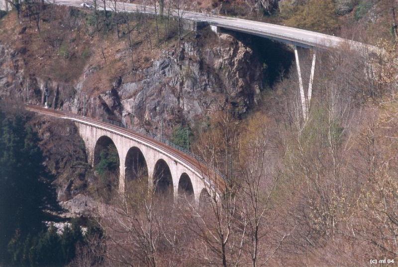 S31, S41 Murgtalbahn. Das wohl beeindruckenste Brückenbauwerk dieser Strecke, die Tennetschluchtbrücke unterhalb des Stieltunnels zwischen Langenbrand und Gausbach. Auch die B 462 hat parallel dazu ihre eigene Talbrücke. 

Frühjahr 2004 (Matthias)