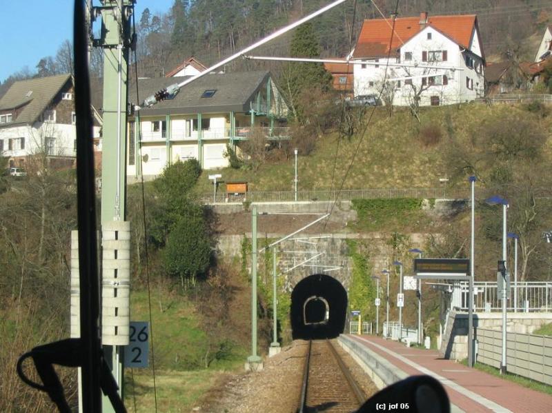 S31/S41 Murgtalbahn, Haltestelle Gausbauch, beim Blick in den Tunnel ist die kurze Unterbrechung (siehe vorheriges Foto) zu erkennen. Kurz nach dem Halt verschwindet die Bahn wieder in einem Tunnel. 

16.1.2005 (J)