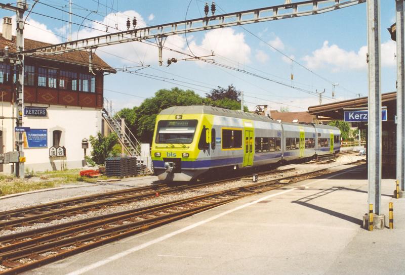 S36 mit RABe 525 (NINA) nach Payerne verlsst am 5. Juni 2004 den Bahnhof Kerzers.