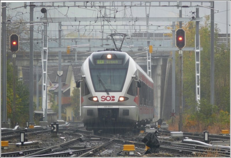 S4 526 050-0 fhrt bei strmendem Regen in Wattwil ein. (04.10.2008)
