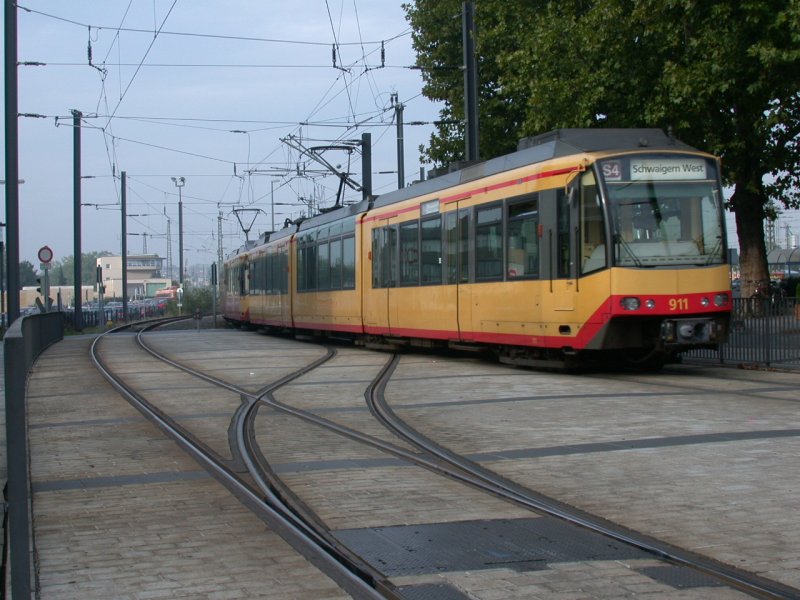 S4 nach Schwaigern West im �bergang vom Bahnhofsvorplatz auf DB-Geleise am Heilbronner Hauptbahnhof. (12.10.2006)
