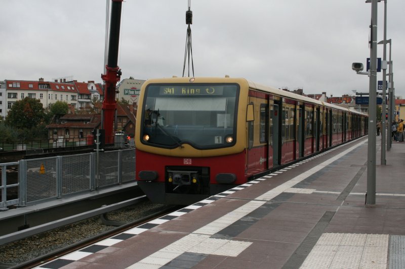 S41 Ringbahn ein Triebwagen der BR 481 beim Halt Bahnhof  Ostkreuz.17.10.09.