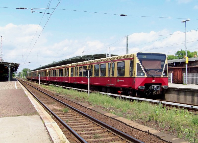 S46 steht hier mit einem Triebzug der Baureihe 480 im Bahnhof von Knigs Wusterhausen bereit und wartet auf die Weiterfahrt nach Westend. 22.05.2009