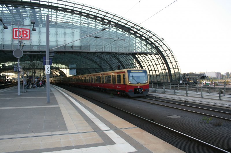 S5 der Berliner S-Bahn nach Strauberg Nord mit 481 027-1 am 28.9.2008 in Berlin Hbf.