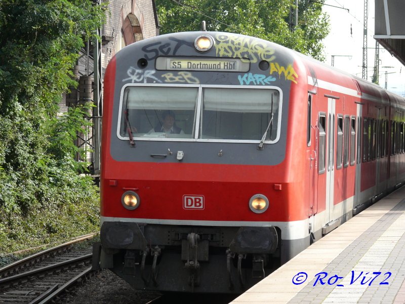 S5 nach Dortmund fhrt von Gleis 1 in Witten Hbf ab,(16.09.2007).