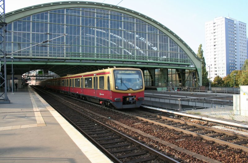 S5 nach Straussberg Nord mit 481 405-9 am 28.9.2008 bei der Ausfahrt aus Berlin Ostbahnhof. 
