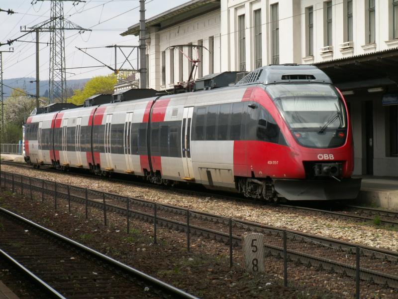 S50 4024 013-7 auf dem Weg nach Tullnerbach-Pressbaum im Bahnhof Wien Htteldorf, 17.04.2006