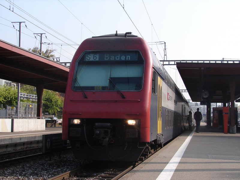 S6 nach Baden im Bahnhof Zrich Tiefbrunnen. Aufgenommen am 10.10.2007