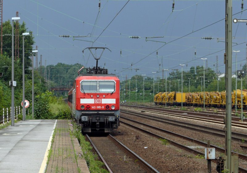 S6 nach Essen mit 143 085-9 bei der Ausfahrt in Dsseldorf-Rath mit Gewitterfront im Hintergrund 25.7.09