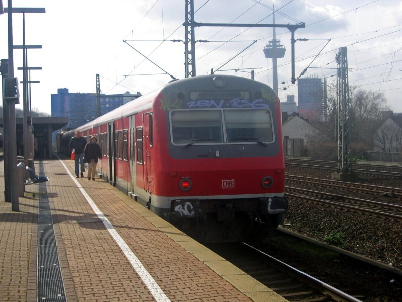S6 in Richtung Essen Hbf steht in Kln-Nippes abfahrtsbereit (10.03.07)