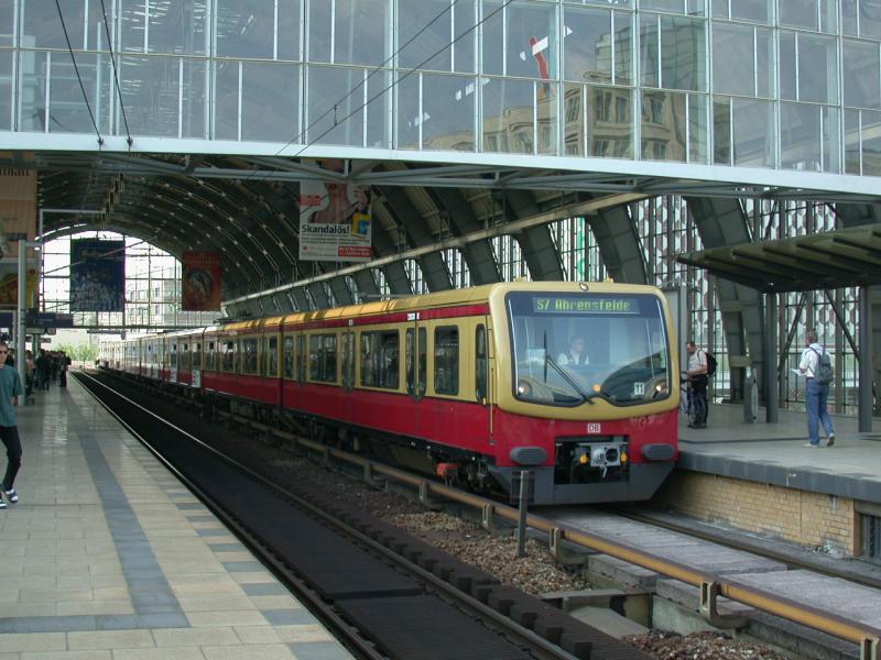 S7 nach Ahrensfelde in Berlin Alexanderplatz. (28.06.2002)