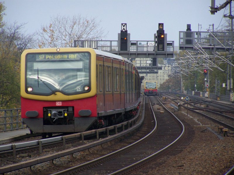 S7 nach Potsdam Hbf bei der Einfahrt in den Bahnhof Berlin-Zoologischer Garten. Im Hintergrund ist eine weitere S-Bahn im S-Bahn Bahnhof Tiergarten zu sehen.