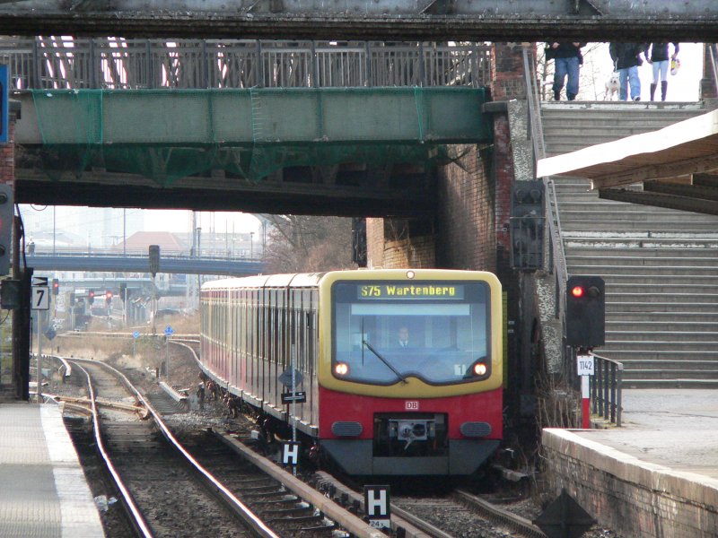 S75 nach Wartenberg fhrt in Ostkreuz ein. 17.2.2007