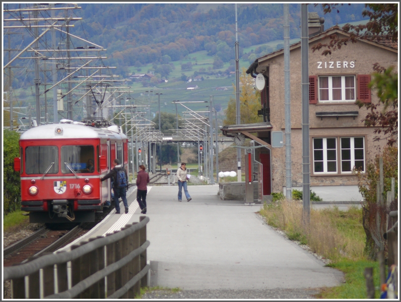 S8 1533 nach Rhzns hlt in Zizers. Das Ausweichgleis wurde hier ausserhalb der Station neu gebaut, sodass keine Gleise mehr berquert werden mssen bei Zugskreuzungen. (25.10.2009)