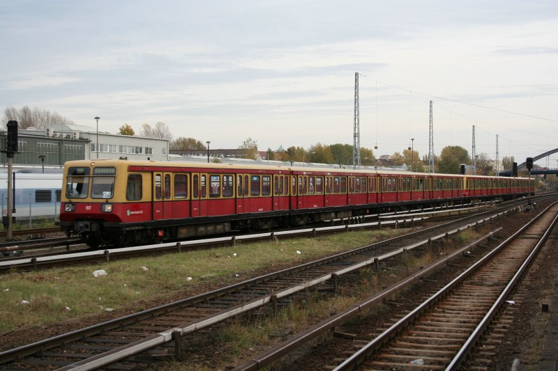 S9 nach Spandau mit 485 079-8 der Berlinder S-Bahn am 26.10.2008 in Berlin Warschauer Strasse.