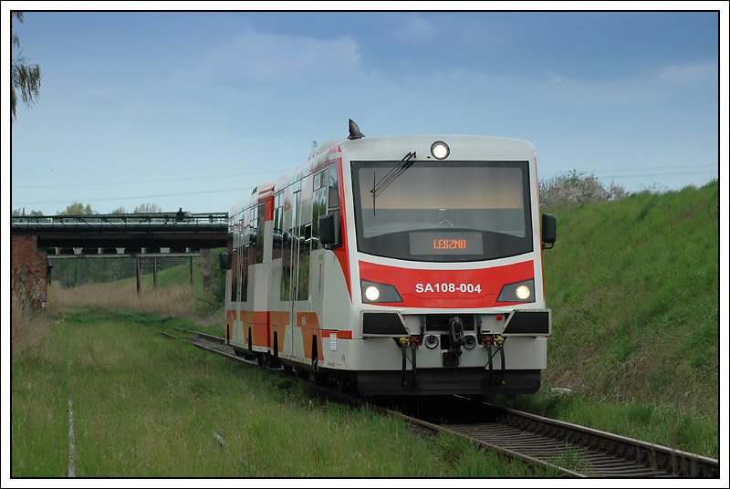 SA 108-004 als 70530 von Zbaszynek nach Leszno am 2.5.2008 kurz nach Wolsztyn aufgenommen. Im Hintergrund befindet sich wieder die Brcke, wo die Strecke von Wolsztyn nach Poznan die Strecke nach Leszno quert.
