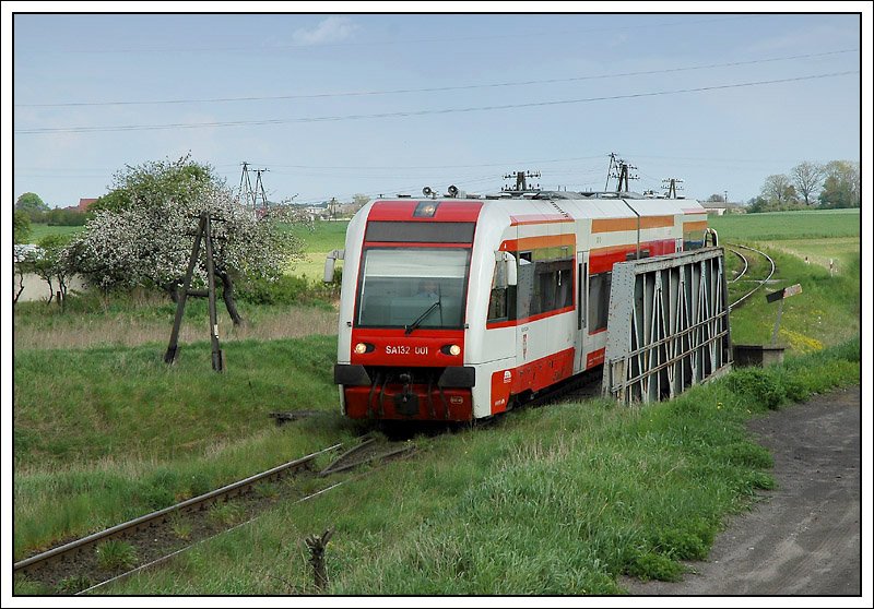 SA 132-001 als Zug 77442 von Poznan nach Wolsztyn, aufgenommen am 2.5.2008. Unter der Brcke, die der Zug gerade passiert, verluft die Strecke nach Leszno. Diese Triebwagen werden seit 2005 von PESA in der Nhe von Bydgoszcz Głwna gebaut werden