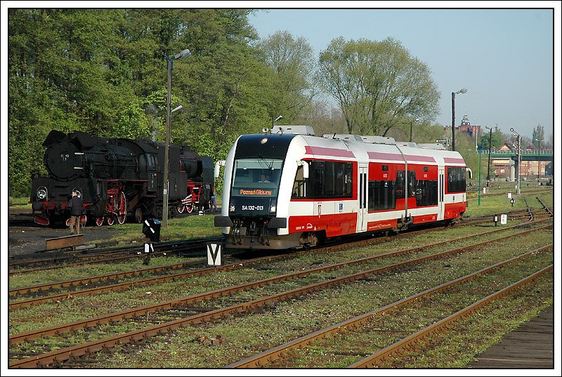 SA 132-013 als 70532 von Zbaszynek  nach Leszno bei der Ausfahrt aus Wolsztyn am 2.5.2008.