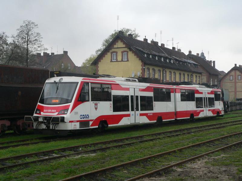 SA108 005 pr�sentierte sich auf dem j�hrlich stattfindenden Dampflokfest in Wolsztyn am 26.4.2006. Es ist ein moderner Dieseltriebzug mit Niederfluranteil.