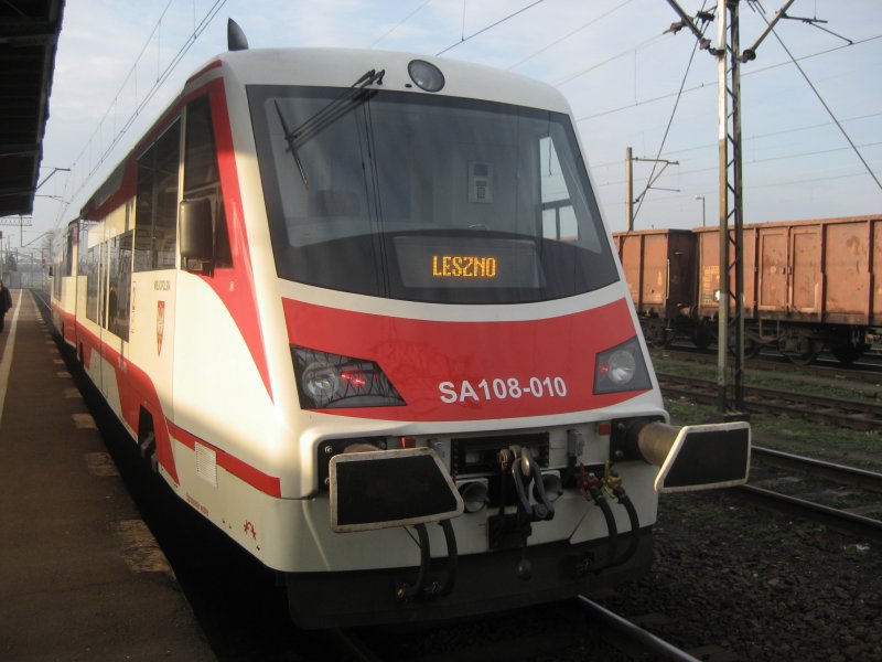 SA108-010 am 09.04.2008 im Hauptbahnhof Ostr�w Wielkopolski.