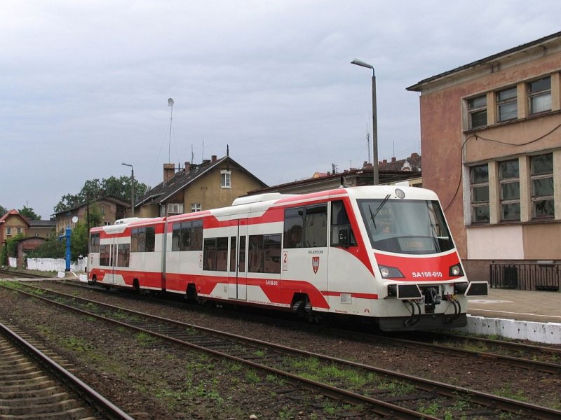 SA108-010 mit Zug 33234 Zbąszynek-Leszno auf Bahnhof Wolsztyn (11-7-2007).