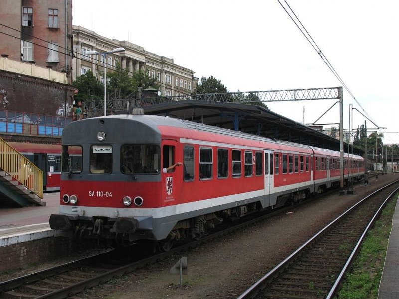 SA110-04 / SA 110-05 (ehemalige DB-624) mit Zug 819 Kolobrzeg-Szczecin Głwny in Szczecin Głwny am 9-7-2007.