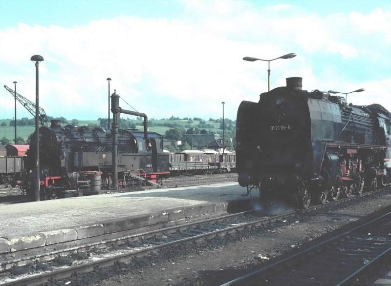 Saalfeld 1981,95 0027-3 beim Wasserkran.Vorne die 01 2118-6 
(01 118)siehe auch Bilder ID 20630,20639 u.20646 aus Saalfeld(Archiv P.Walter)