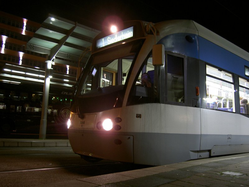 Saarbahn 1008 am HBF Saarbrcken bei Nacht (01.11.08)