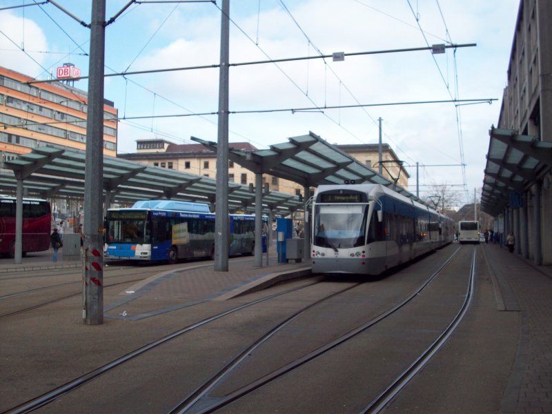 Saarbahn am Hauptbahnhof Saarbrcken in Richtung Sarreguemines.
07.03.08
