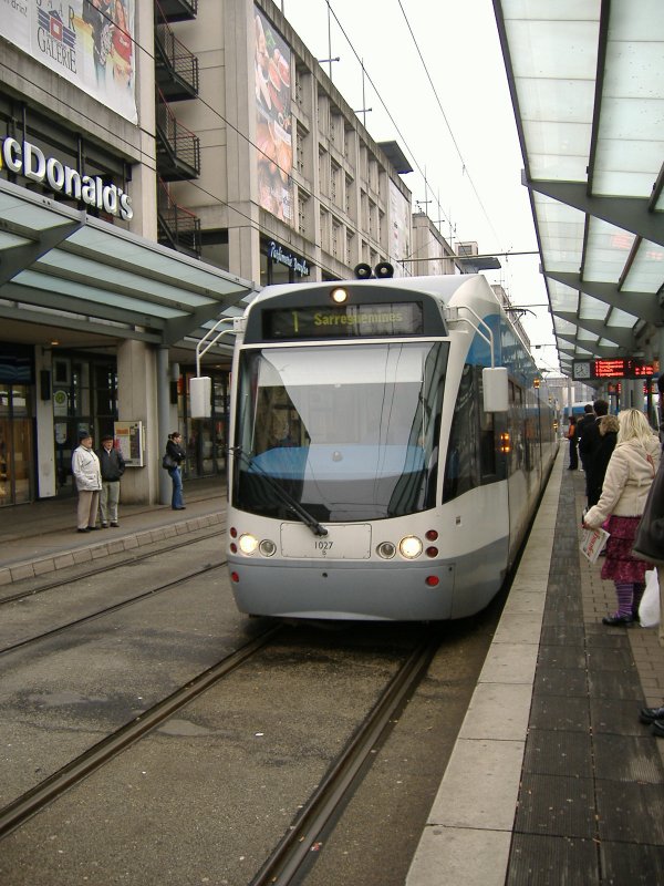 Saarbahn Triebwagen 1027 in Saarbrcken an der Haltestelle Hauptbahnhof auf der Linie 1 unterwegs nach Sarreguemines (Saargemnd).

21.03.2006
