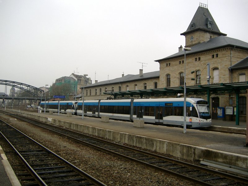 Saarbahn Triebwagen-Doppeltraktion im Bahnhof Sarreguemines (Saargemnd).

Hier fhrt die Saarbahn Linie 1 ber Saarbrcken nach Riegelsberg.
21.03.2006
