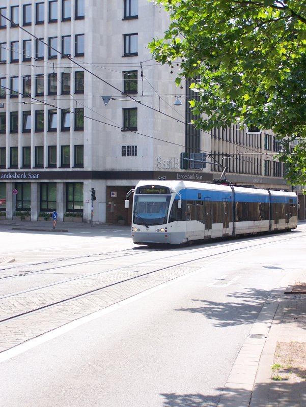 Saarbrcker Stadtbahnwagen 1005 auf der Linie 1 Richtung Riegelsberg-Sd zwischen den Haltestellen Kaiserstrae und Hauptbahnhof vor der SaarLB (10.06.07)