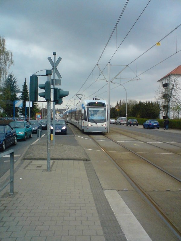 Saarbrcker Stadtbahnwagen auf der Linie 1 Richtung Kleinblittersdorf bei der Einfahrt in die Haltestelle  Pariser Platz/St. Paulus  im Saarbrcker Stadtteil Malstatt am 02.04.2007.