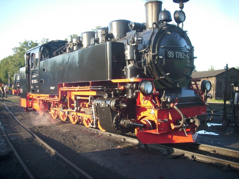 Sachsenbulle 99 1782 am Abend vom 05.August 2009 in der frei zugnglichen Einsatzstelle Putbus.