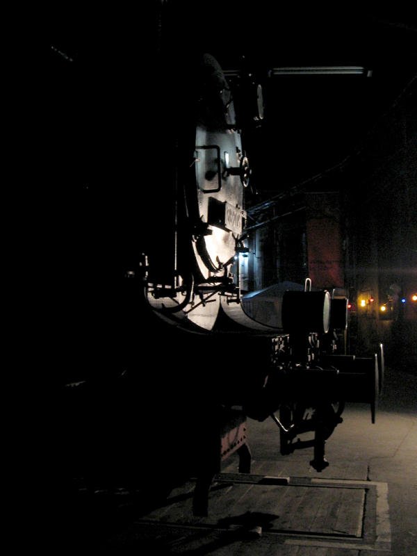 S�chsische Sch�nheit, 27.10.07 Bei der Nachtfotoparade stand die alte Lady 38 205 im Lokschuppen und wurde von einem Scheinwerfer angestrahlt, wobei sich die Konturen ihres  Gesichtes  so richtig sch�n abzeichneten...