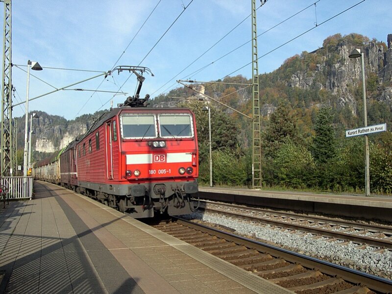 Schsische Schweiz 2004 - Bereits am 20.10.2004 trug 180 005-1 den verkehrsroten Anstrich, als eine der ersten Loks ihrer Baureihe. Sie sollte in dieser lackierung aber lange ein Einzelgnger bleiben. Mit ihrer Schwester 180 011 ist sie am 20.10.2004 bei Rathen in Richtung Tschechien unterwegs.